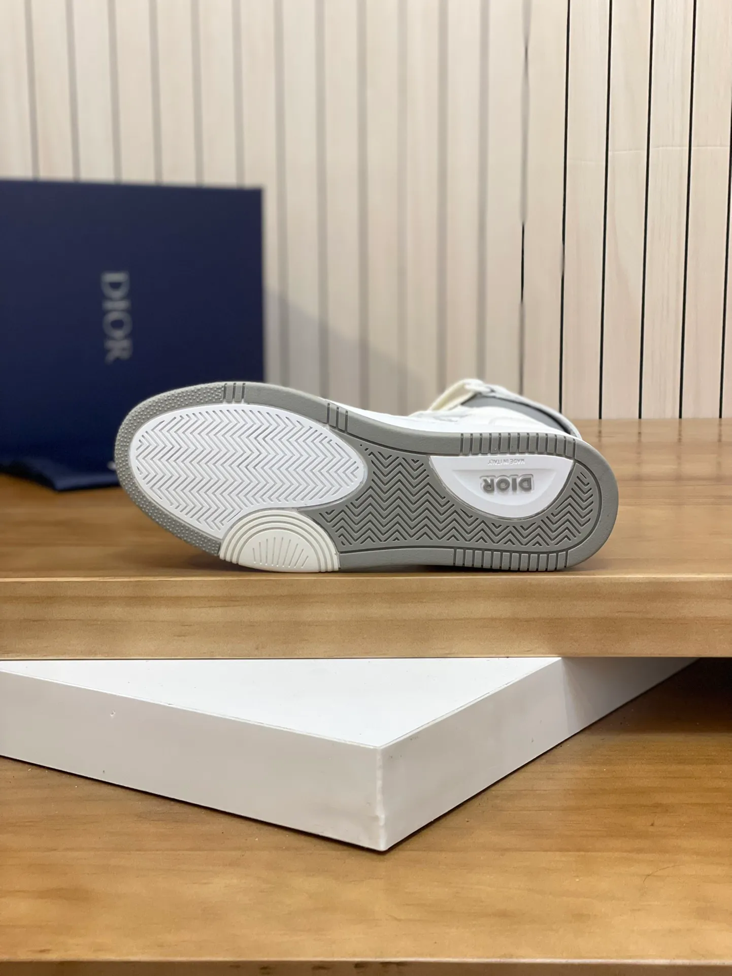 Men's shoes: 💰P460¥ Product trademark: Dior* "Dior*" high-top casual shoes Regular size: 38-44 (can be customized to 45.46) Product materials: Upper imported cowhide stitched with original fabric, breathable lining, original outsole. Number: 1006